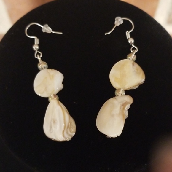 Sea Shell Inspired Beaded Necklace w/ Earrings - Picture 5 of 6